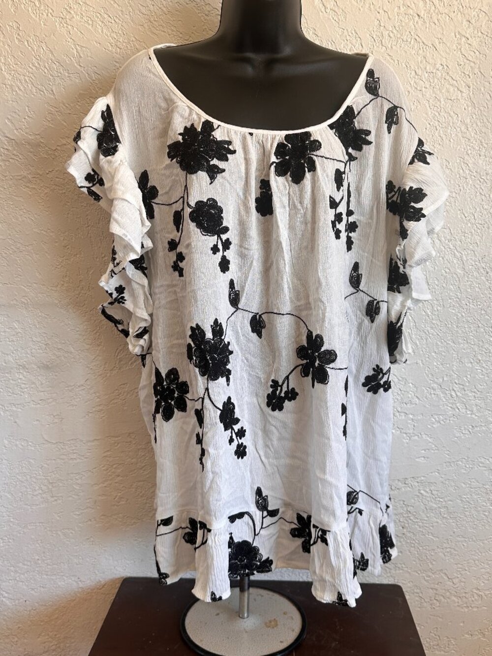 Liv Los Angeles White Black Floral Flowy Blouse Size 3X